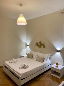 1 dormitorio con 1 cama blanca grande en una habitación en Domus Cese en Agrigento