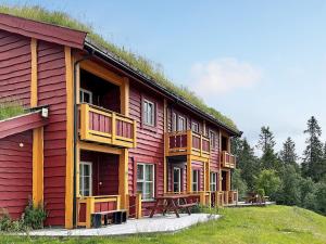 un bâtiment avec un toit en gazon et une table de pique-nique à l'extérieur dans l'établissement Holiday home LØTEN, à Løten