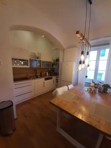Kuchyň nebo kuchyňský kout v ubytování Ferienwohnung in Reifnitz am Wörthersee mit Seezugang