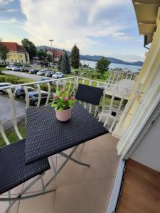 a balcony with a table and chairs and a view at Ferienwohnung in Reifnitz am Wörthersee mit Seezugang in Reifnitz