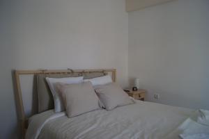 Säng eller sängar i ett rum på My Oneiro City Apartments
