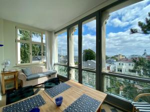 - un salon avec vue sur un balcon dans l'établissement Villa Schlossbauer - Ferienwohnung 13, à Heringsdorf