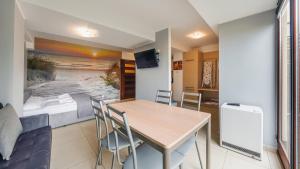 Telewizja i/lub zestaw kina domowego w obiekcie Apartamenty Sun & Snow Lido Sarbinowo