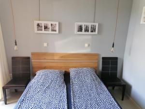 - une chambre avec 2 lits et 2 photos sur le mur dans l'établissement Casa do Farol - апартамент с басейн до плажа, à Tchernomorets