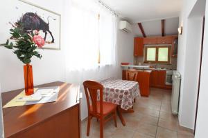 una cocina con una mesa con un jarrón de flores en Apartment Roxor, en Portorož 11 fotos más