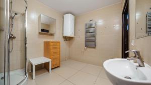Łazienka w obiekcie Apartamenty Sun & Snow Lido Sarbinowo