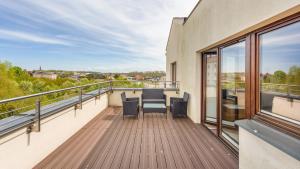 balkon ze stołem i krzesłami w obiekcie Apartamenty Sun & Snow Lido Sarbinowo w Sarbinowie