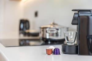Príslušenstvo na prípravu kávy alebo čaju v ubytovaní Naxian Icon Luxury Residence 3