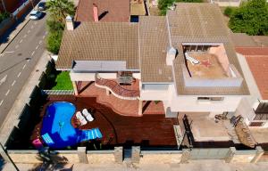 una vista aérea de una casa con piscina en Villa Luxury Rock Tirri en Reus