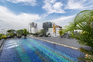 Swimming pool sa o malapit sa Bach Suites Saigon, a Member of Design Hotels