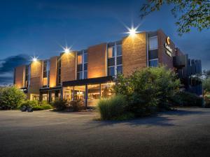a building with lights on top of it at Comfort Hotel Lille L'Union in Tourcoing