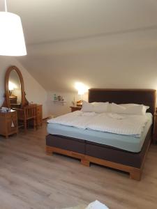 Una cama o camas en una habitación de Gästehaus Fichtenwäldche