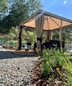 Photo de la galerie de l'établissement Uroczy mały domek na leśnej działce - Łosiówka, à Łosie