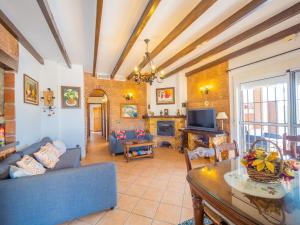 salon z kanapą i stołem w obiekcie Cubo's Villa Teresa w mieście Alhaurín el Grande