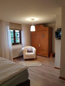 Postel nebo postele na pokoji v ubytování Gästehaus Fichtenwäldche