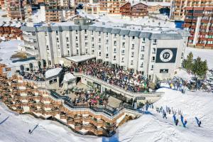 a large crowd of people standing outside of a hotel at Fahrenheit Seven Val Thorens in Val Thorens