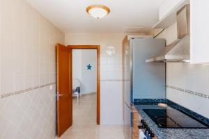 A kitchen or kitchenette at vista oceano, luminoso, ampio, 2 camere, WiFi