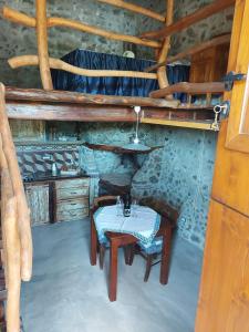 - une salle à manger avec une table et des chaises dans une cabine dans l'établissement agriturismo u zu peppino, à Lipari