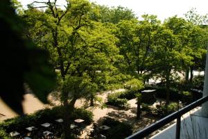 Elle offre une vue sur un parc planté d'arbres et de buissons. dans l'établissement Treetop Apartment, à La Haye 13 autres photos