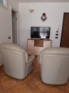 a living room with two chairs and a television at Da Cinzia in Zanica