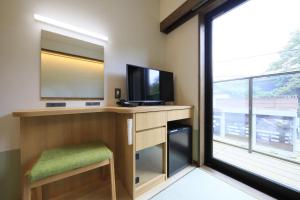 Una televisión o centro de entretenimiento en KusatsuOnsen AeruyadoTakamatsu