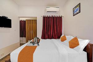 A bed or beds in a room at FabHotel Namadhu Illam
