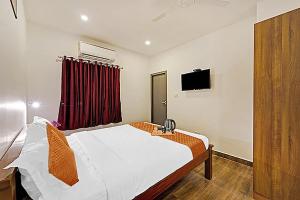 A bed or beds in a room at FabHotel Namadhu Illam