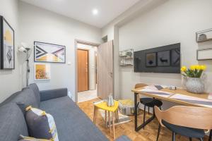 Uma área de estar em Elegant Mavili Suite by CloudKeys