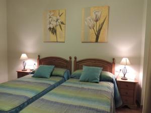 two beds sitting next to each other in a bedroom at Casa La Mercedes in Ballobar
