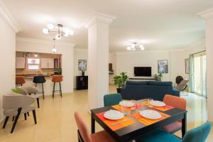 comedor y sala de estar con mesa y sillas en Distinct & Decent 2 BDR Apt Steps From Nightlife and Airport, en El Cairo
