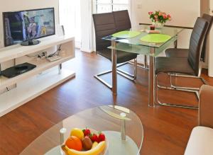 a living room with a glass table with a bowl of fruit at Haus Meeresblick - Ferienwohnung Bernstein (Ref. 128711) in Baabe