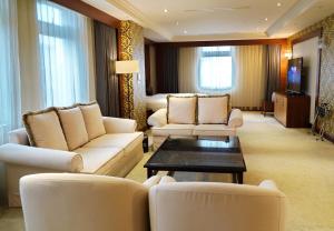 台北的住宿－台北互舍酒店 ，带沙发和桌子的大客厅