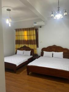 Un pat sau paturi într-o cameră la Song Cau Hotel