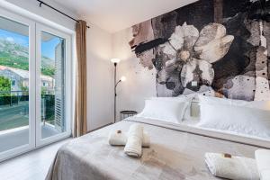 een slaapkamer met een muurschildering van bloemen op de muur bij Villa Gold Residence 2 in Mlini +20 foto's