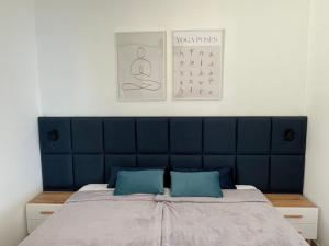 uma cama com uma cabeceira azul num quarto em Villa Dei Fiori Zambrone em Zambrone