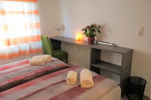 ein Schlafzimmer mit einem Bett mit zwei Handtüchern darauf in der Unterkunft Elli, Appartement inklusive kostenfreiem Eintritt in die Alpentherme in Bad Hofgastein