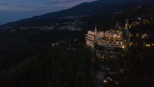 Nespecifikovaný výhled na hory nebo výhled na hory při pohledu z hotelu