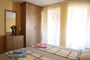 1 dormitorio con 1 cama con tocador y espejo en Villa Raya, en Sozopol