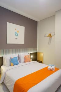 Łóżko lub łóżka w pokoju w obiekcie Sans Hotel Good Wish Semarang