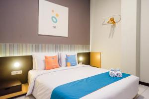 Uma cama ou camas num quarto em Sans Hotel Good Wish Semarang