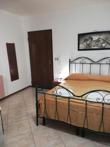 En eller flere senge i et værelse på Monolocale e Bilocale Villa Adelaide