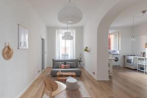 uma sala de estar com um sofá e uma mesa em iFlat Colosseo Modern Apartment em Rudiano