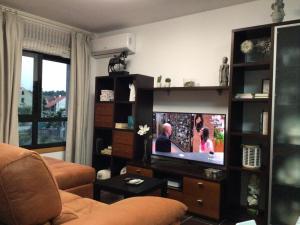 Televízia a/alebo spoločenská miestnosť v ubytovaní HyP - La Casa de Noa