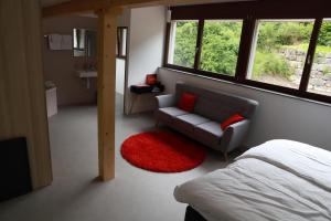 Istumisnurk majutusasutuses L'auberge de Noiraigue