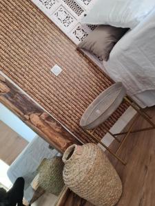 チュイルにあるGite cosy dans une demeure de charme - Romaneのベッドルーム1室(ベッド1台、テーブル付)