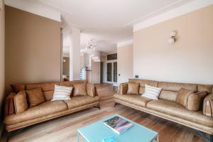 - un salon avec deux canapés bruns et une table dans l'établissement Villa Sofia, à Côme