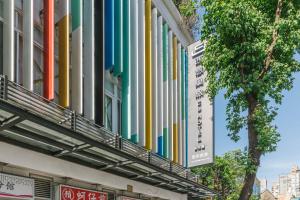 un bâtiment avec des bannières colorées sur son côté dans l'établissement CU Hotel Taipei, à Taipei