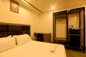 Postel nebo postele na pokoji v ubytování Coastal Pearl Hotel Miramar Panaji