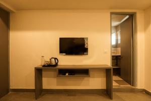 TV a/nebo společenská místnost v ubytování Coastal Pearl Hotel Miramar Panaji