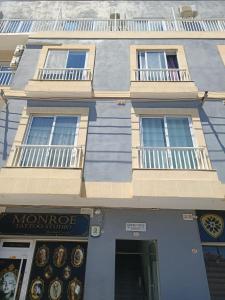 un edificio con un'insegna per un negozio di musica marocchina di Charming 2 bedroom apartment close to Junior College ETUS1-1 a Msida